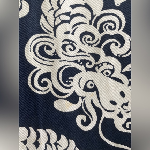 Lily Pulitzer fully lined, cotton navy blue dragon print, skirt, back zip;size 4 - Picture 8 of 8